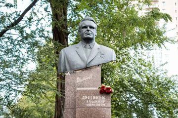 В Донецке почтили память выдающегося государственного и партийного деятеля Владимира Дегтярёва, который руководил регионом с 1963 по 1976 год, и именно в период его руководства область достигла значительных успехов в...