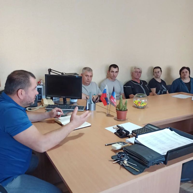 Депутат Старобешевского муниципального совета Артем Менякин провел встречу с трудовым коллективом транспортного цеха Филиала № 6 "Комсомольское рудоуправление" ООО "ЮГМК ДОНЕЦК"