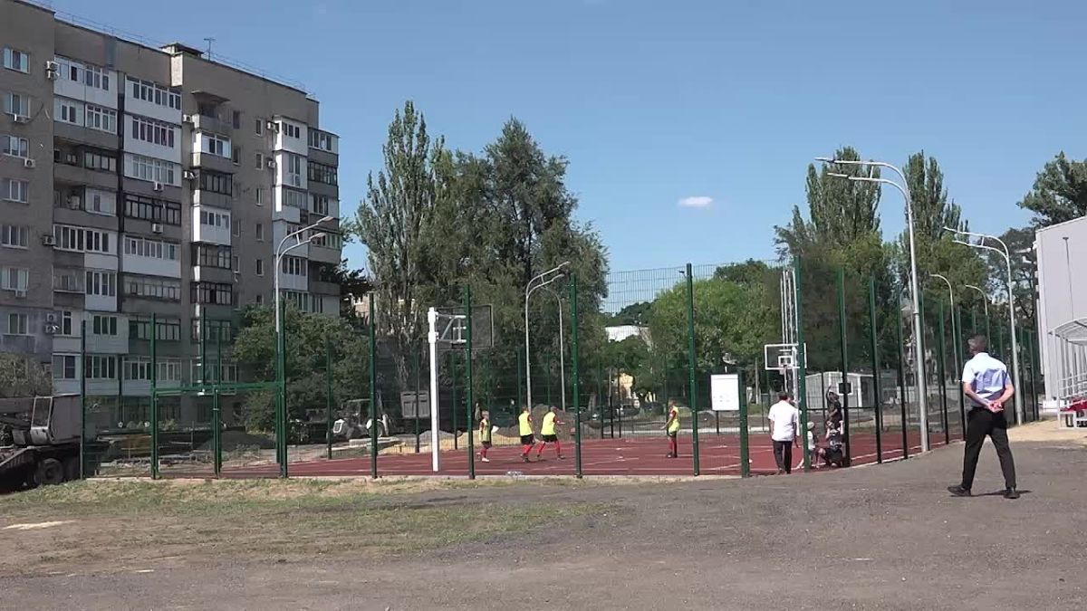 Спорт в шаговой доступности: в Пролетарском районе Донецка строят бассейн и развивают территорию вокруг него