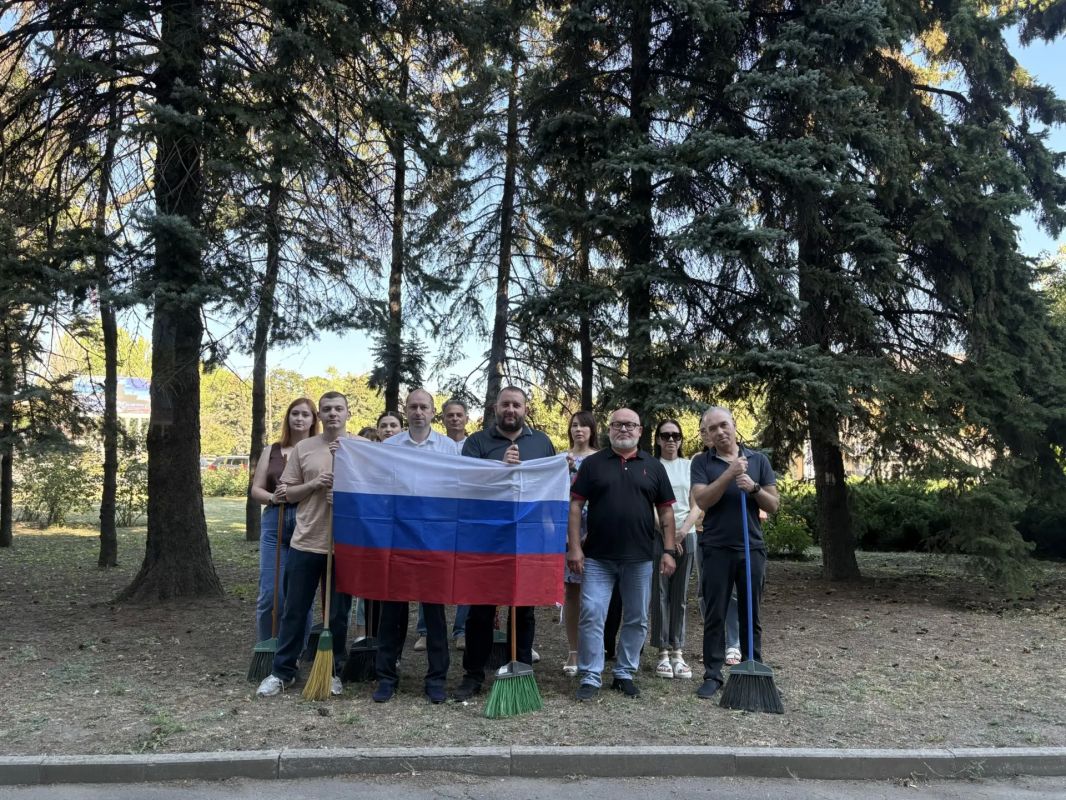 Сегодня, 20.08.2026, сотрудники Управы Ленинского внутригородского района Администрации городского округа Донецк приняли активное участие в акции "Чистый четверг"