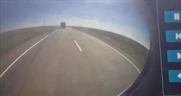 Водитель фуры увернулся от удара БПЛА на трассе «Новороссия», публикует видео канал «Типичный Донецк»