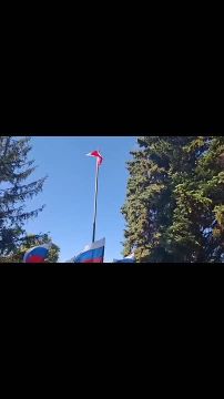 Коллектив Дебальцевской дистанции пути Донецкого филиала ФГУП «ЖДН» от всей души поздравляет с Днем Государственного флага Российской Федерации!
