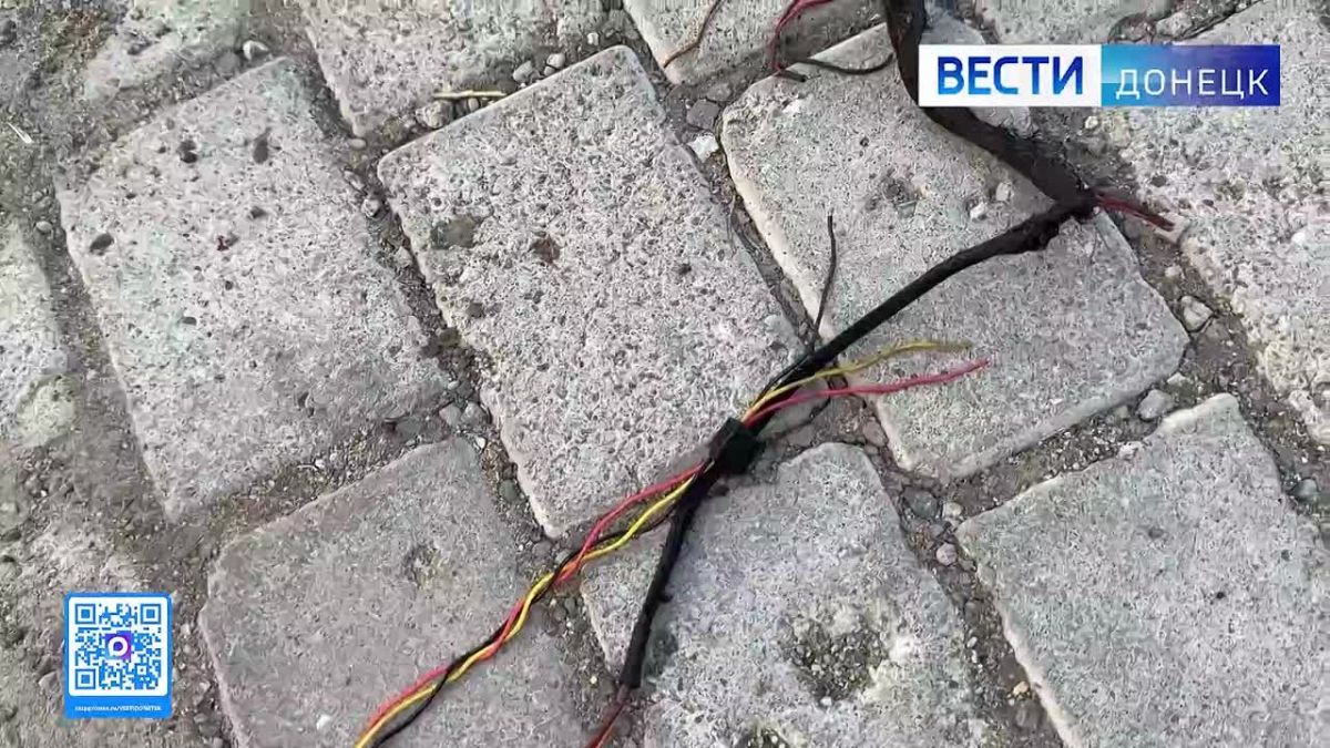 Последствия атаки БПЛА ВСУ в Центрально-Городском районе Горловки, в результате которой были ранены 3 мирных жителя