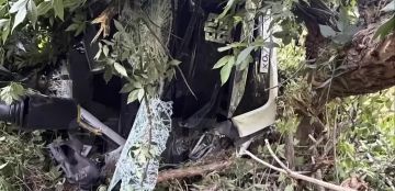 Появились первые видео с опрокинувшимся в ЛНР автобусом «Москва – Донецк» Напомним, в аварии пострадали семь человек