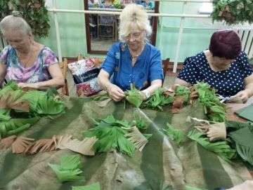 «Вместе мы приближаем Победу»: маскировочные сети для бойцов в ДНР плетут взрослые и дети