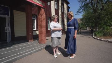 В новом выпуске программы НАСТОЯЩИЕ Елена Никитина отправляется в школу №4 г. Донецка, которую много лет назад окончил первый Глава ДНР Александр Владимирович Захарченко