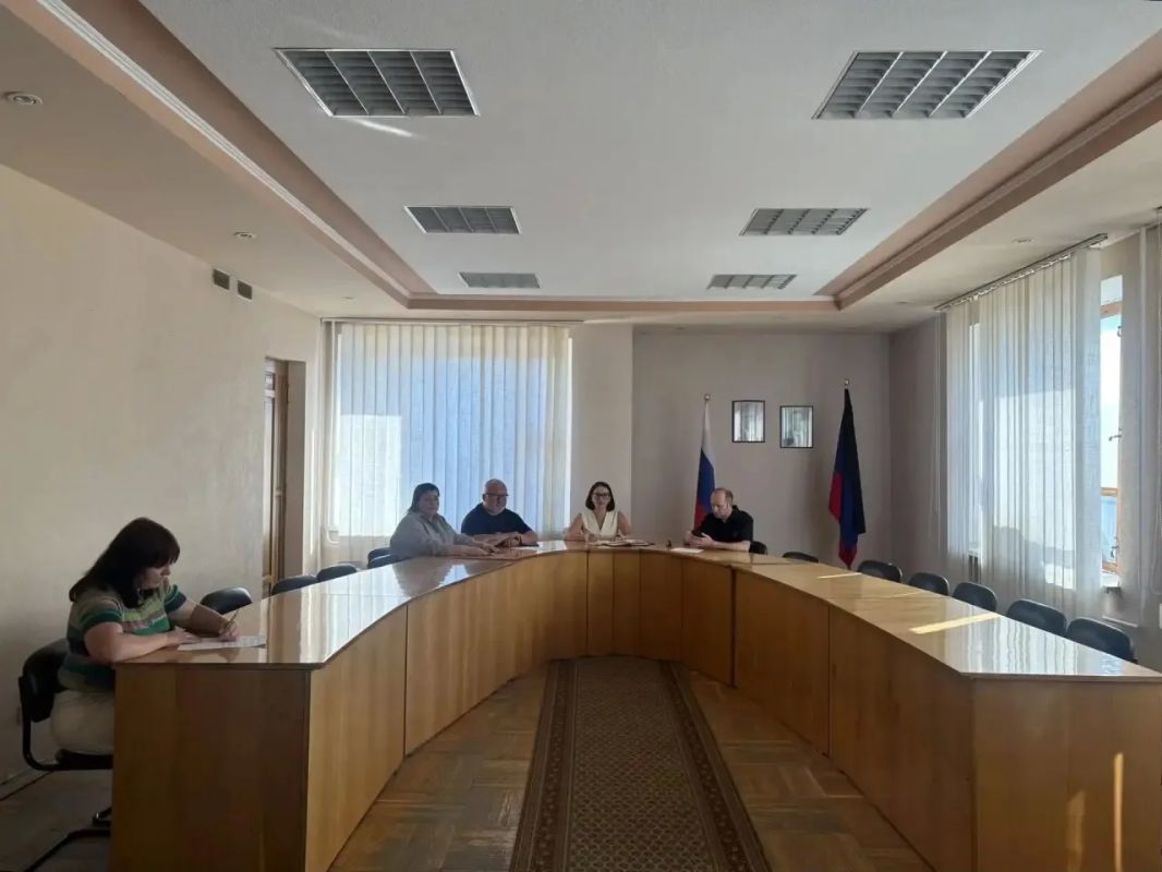 Сегодня, 26 августа, Руководитель Управы Ленинского внутригородского района Администрации городского округа Донецк Татьяна Темникова провела расширенное аппаратное совещание