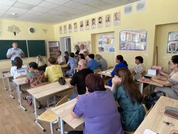 На связи с жителями. Виталий Золотнюк провел встречу с коллективом «Володарской школы №2»