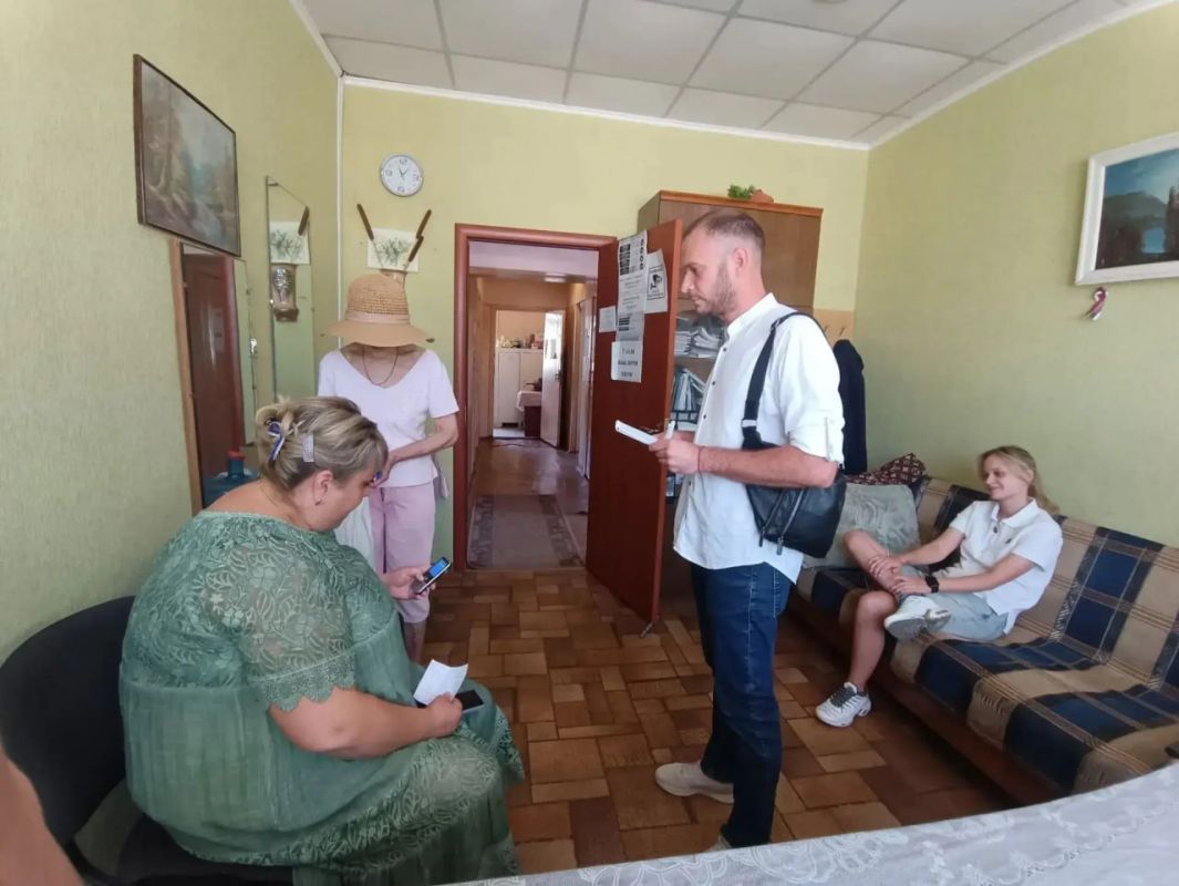 Сегодня, 27 августа 2026 года, в рамках проекта «Управдом», активист района Валентин Марков провел встречу с жителями по адресу: ул. Жарикова, 3