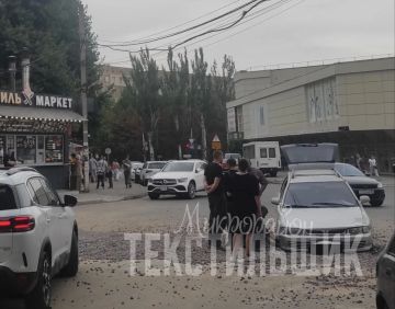 Ловушка из щебня подстерегает водителей на Текстильщике в Кировском районе Донецка