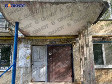 Козырёк лёг на газовую трубу: жители Полоцкой, 14В жалуются на недоделанный ремонт