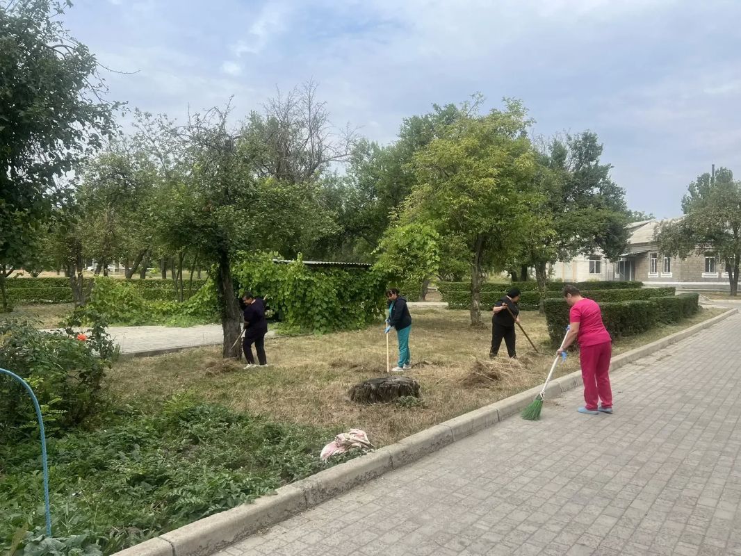 Сегодня, 27 августа в рамках проекта "Городская среда" сотрудники учреждений, организаций и предприятий всех форм собственности Калининского внутригородского района городского округа Донецк присоединились к экологической ...