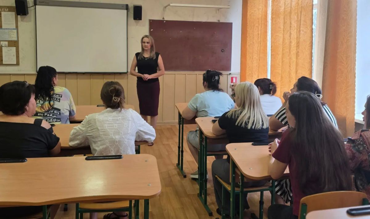 На связи с жителями: Светлана Клапша встретилась с коллективом Петровской школы