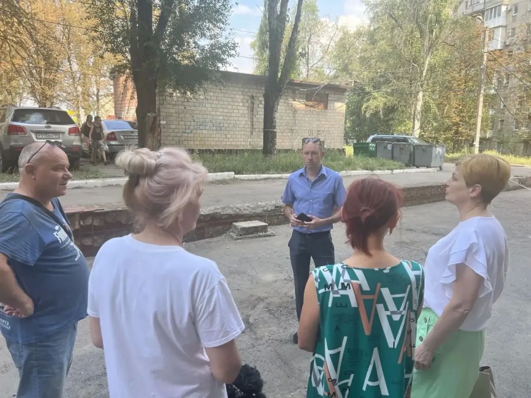 Состоялась встреча с жителями, на которой присутствовал заместитель руководителя Управы Ленинского внутригородского района Анатолий Разумов