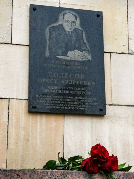 В Донецке открыли мемориальную доску Оресту Колесову
