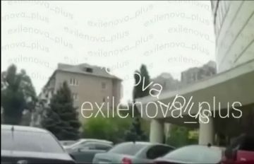 БОМБАРДИРОВКА ДОНЕЦКА. Новые кадры обстрела, произошедшего в Донецке – здесь, недалеко от центра "Donetsk City" – позволяют уточнить информацию о типе ракет, выпущенных украинскими войсками, поддерживаемыми странами Запада