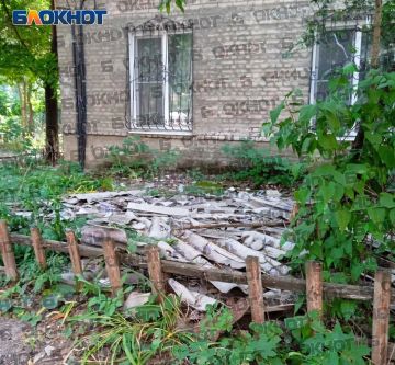 На Барнаульской, 61 в Донецке полгода не убирают битый шифер, зато прицепили доску «Информация»