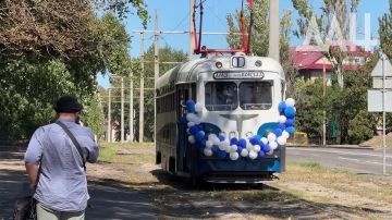 По Донецку с ветерком!. В День города жители и гости столицы ДНР смогли не только посмотреть, но и прокатиться на ретро-трамваях