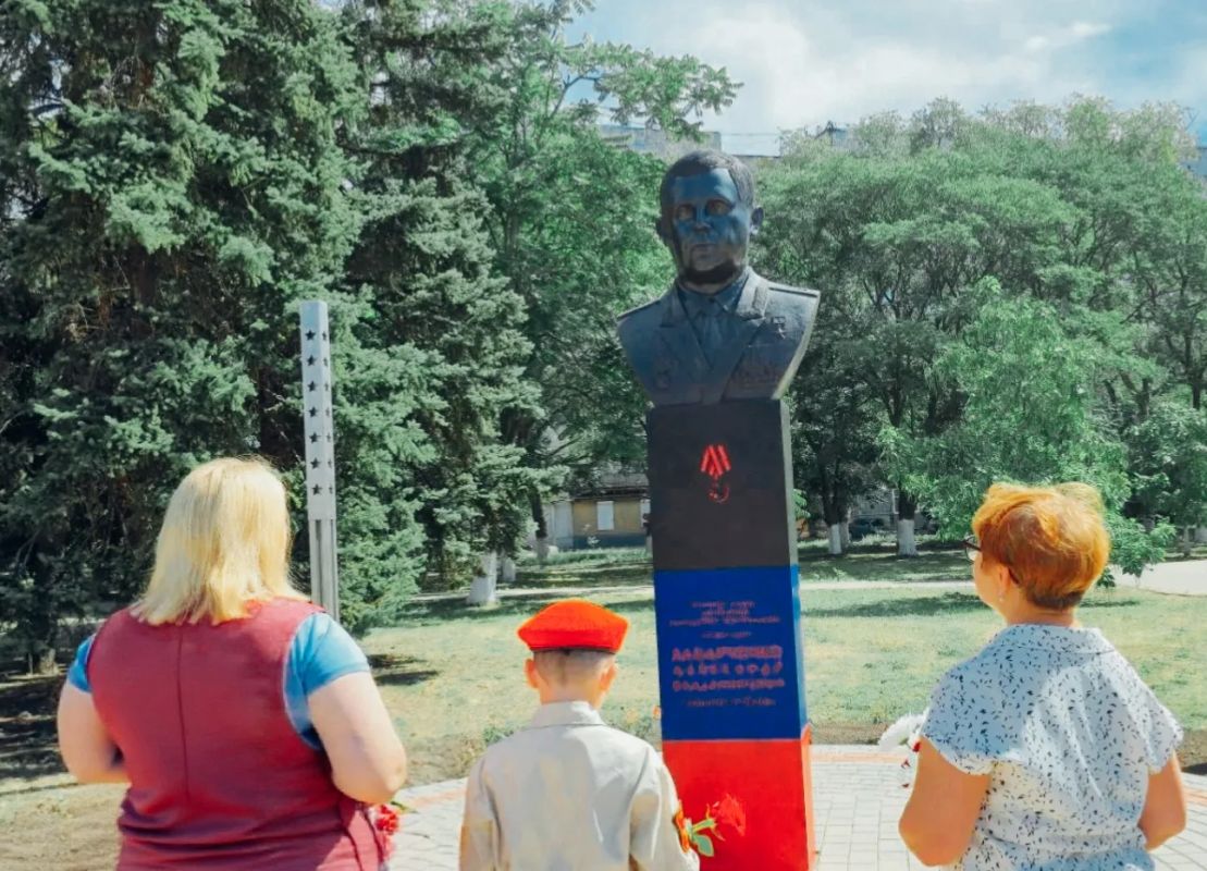 Пока мы помним — он жив!. Сегодня, в годовщину трагической гибели первого Главы Донецкой Народной Республики Александра Владимировича Захарченко, мы вспоминаем человека, ставшего символом мужества и несгибаемой воли Донбасса