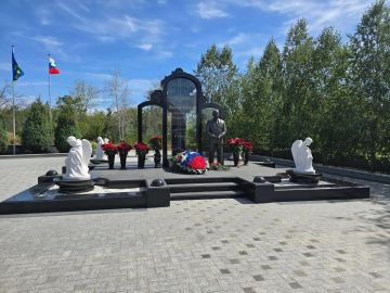 Сегодня руководитель Управы Ленинского внутригородского района Татьяна Темникова возложила цветы к могиле первого Главы Донецкой Народной Республики Александра Захарченко, почтив память истинного патриота и защитника Донбасса