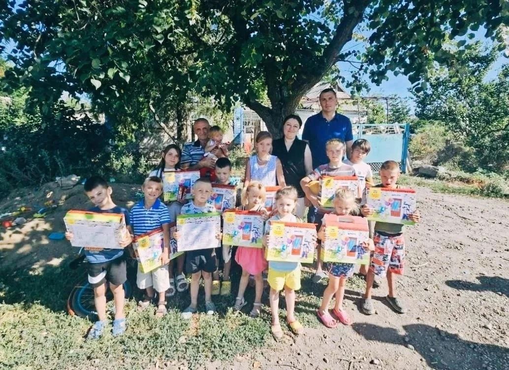 Более 200 комплектов школьных принадлежностей вручили первоклассникам в ДНР