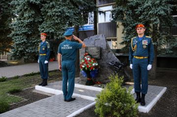 Донецкие сотрудники МЧС почтили память погибших в Рубцах коллег