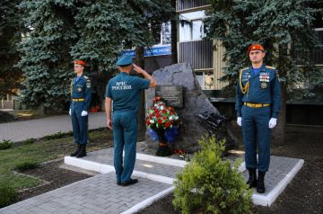 Донецкие сотрудники МЧС почтили память погибших в Рубцах коллег