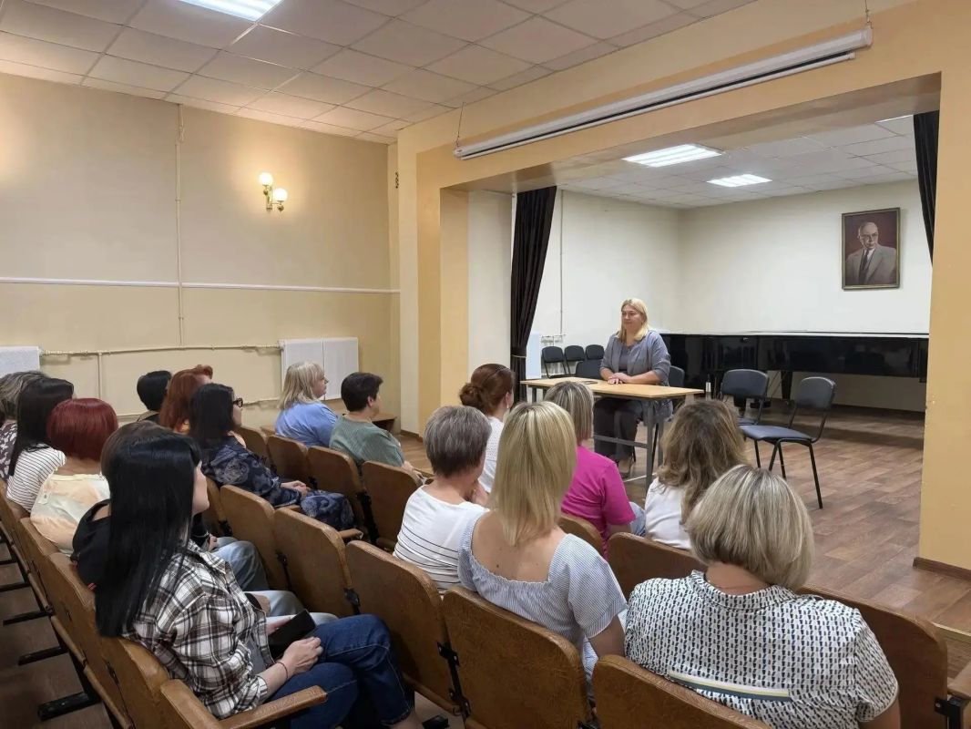 В Ворошиловском районе состоялась встреча с трудовым коллективом Централизованной бухгалтерии Департамента культуры администрации городского округа Донецк, которую провела заместитель главы администрации городского округа...