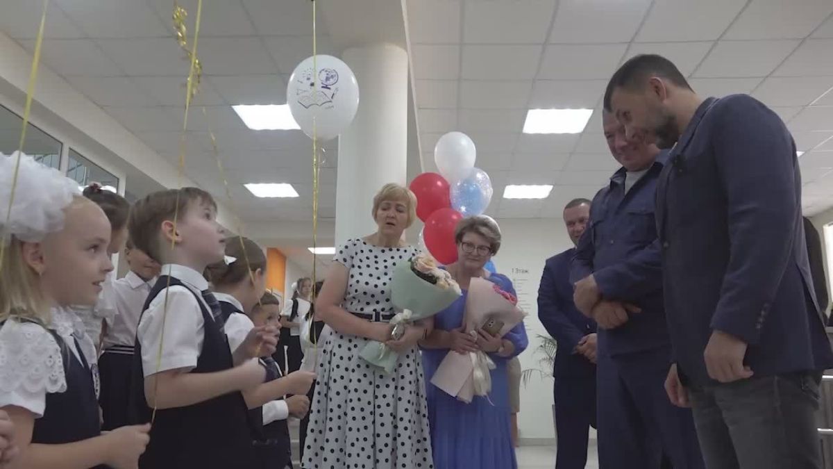 Денис Пушилин: Качественное образование – основа будущего нашей Республики, и мы последовательно работаем над тем, чтобы каждая школа отвечала современным стандартам: строятся новые здания, обновляется инфраструктура...