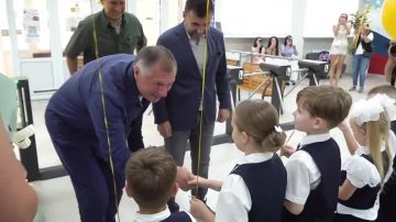 Марат Хуснуллин: Праздник Дня знаний разделил с почти 600 учащимися донецкого многопрофильного лицея имени Героя Советского Союза Николая Павловича Бойко. Встретил первоклассников: несмотря на юный возраст, руки жмут...