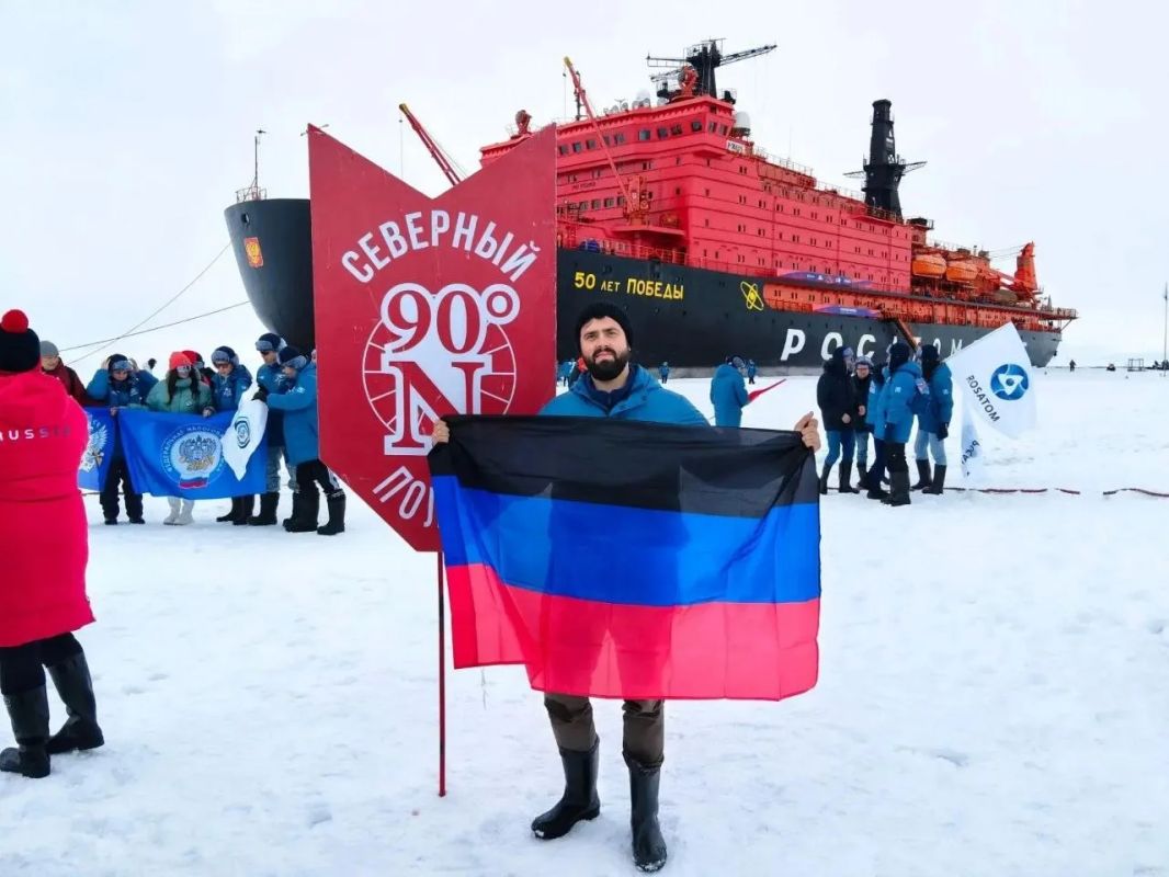 Флаг ДНР побывал на Северном полюсе