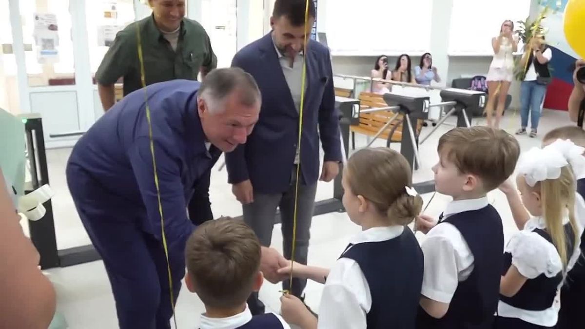 Представители Минстроя России посетили обновленный лицей в Донецке и промышленное предприятие