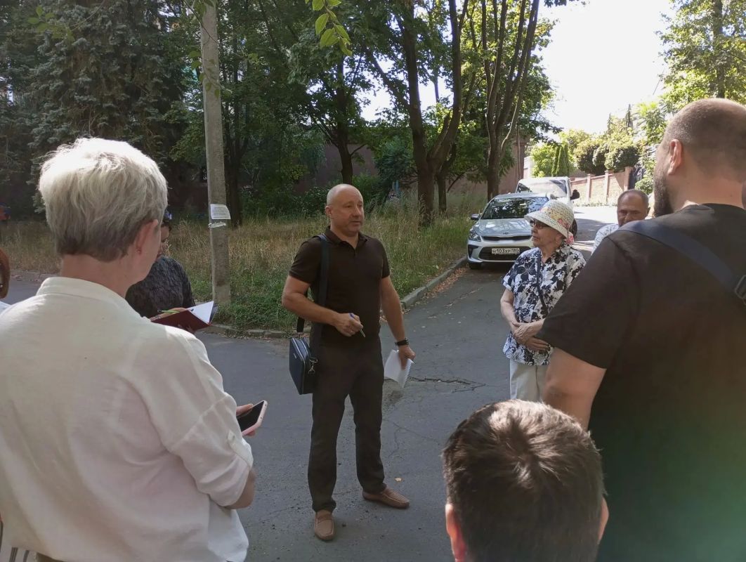 В рамках проекта «Управдом» заместитель руководителя Управы Андрей Науменко и депутат Донецкого городского совета Татьяна Шаповал провели встречу с жителями многоквартирного дома № 212 на улице Челюскинцев