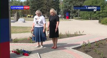 Возложение к бюсту первого Главы ДНР А. Захарченко