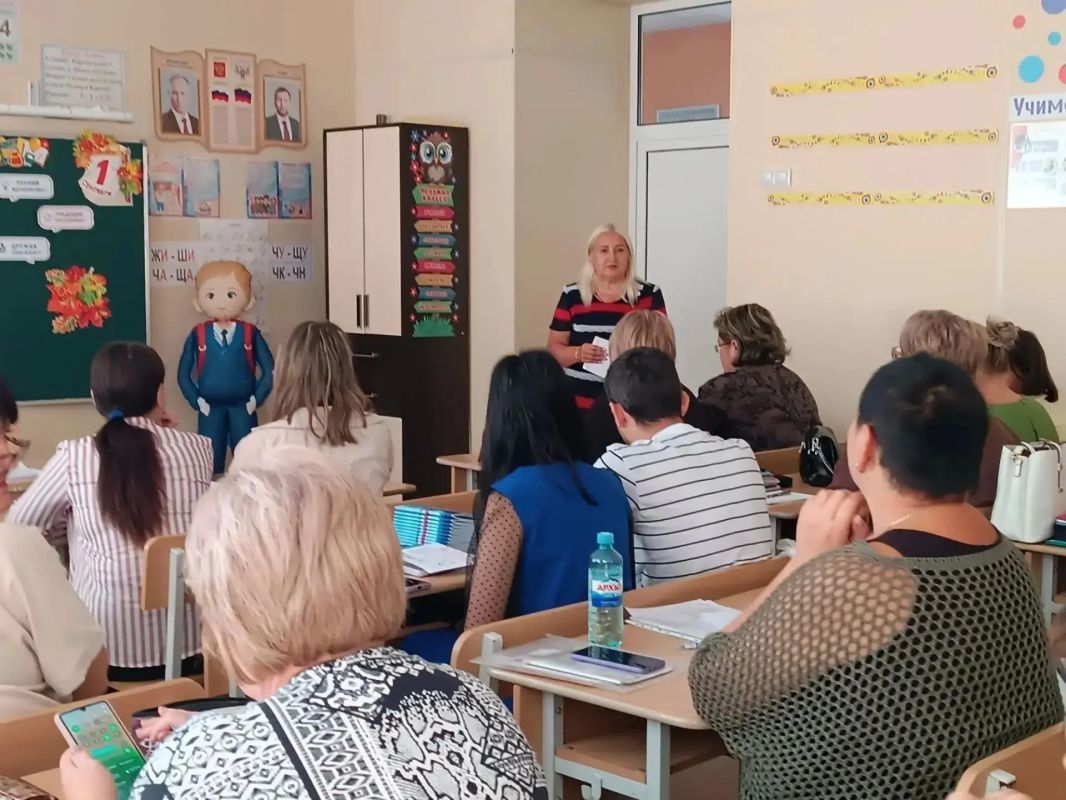 02 сентября депутат Старобешевского муниципального совета ДНР Партии «ЕДИНАЯ РОССИЯ» Марина Острик провела встречу с трудовым коллективом ГБОУ «СТАРОБЕШЕВСКАЯ ШКОЛА № 1 СТАРОБЕШЕВСКОГО М.О.»