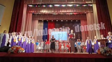 Во Дворце культуры им. Г.И. Петровского в рамках проекта «Культура малой родины» состоялась праздничная концертная программа ко Дню Петровского района «Любимый сердцу уголок»