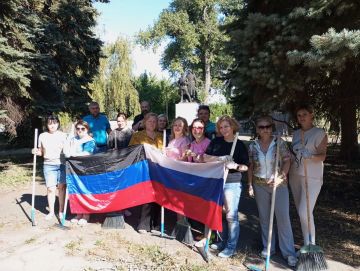 Валентин Левченко: Сотрудники Управы Киевского внутригородского района приняли участие в акции «Чистый четверг»