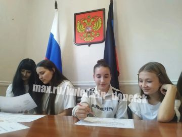 Сегодня во Дворце культуры «Юбилейный» в рамках проекта «Историческая память» состоялась тематическая викторина «Голоса Родины», приуроченная ко Дню языков народов России