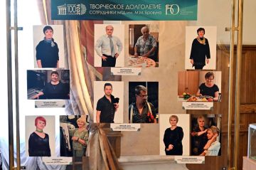 На фотографиях не только актеры: в Донецкой муздраме открылась выставка “Творческое долголетие”