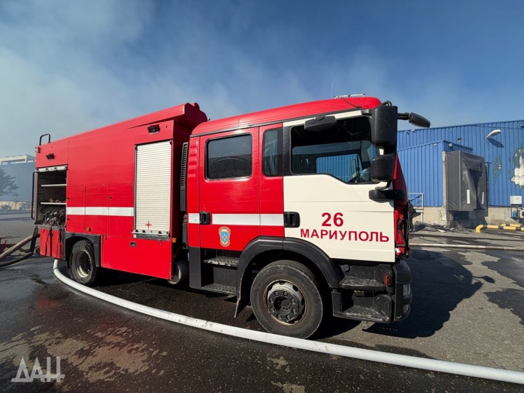 Еще фото последствий удара по "Галактике" в Мариуполе