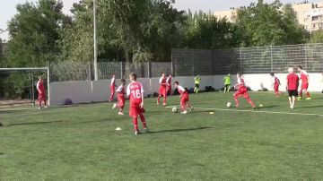 На днях стартовал тренировочный процесс на новом ФОКОТе в микрорайоне Текстильщик (Донецк)