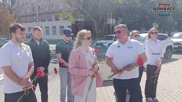 СЕРГЕЙ ПОЛХОВ СОВМЕСТНО С МОЛОДЕЖЬЮ «ДОНБАССТЕПЛОЭНЕРГО» ПОСЕТИЛИ МЕМОРИАЛ «ЗАЩИТНИКАМ ДОНБАССА»