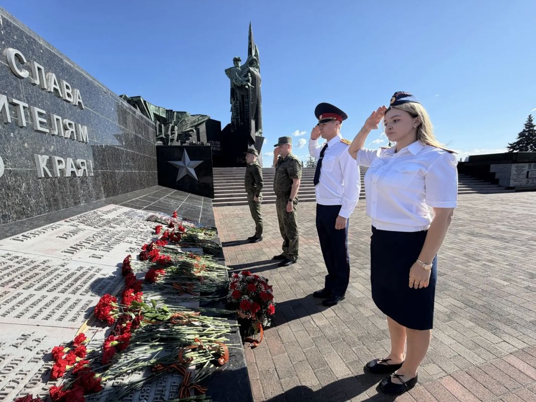 Сотрудники Следственного комитета России почтили память героев Великой Отечественной войны в День освобождения Донбасса