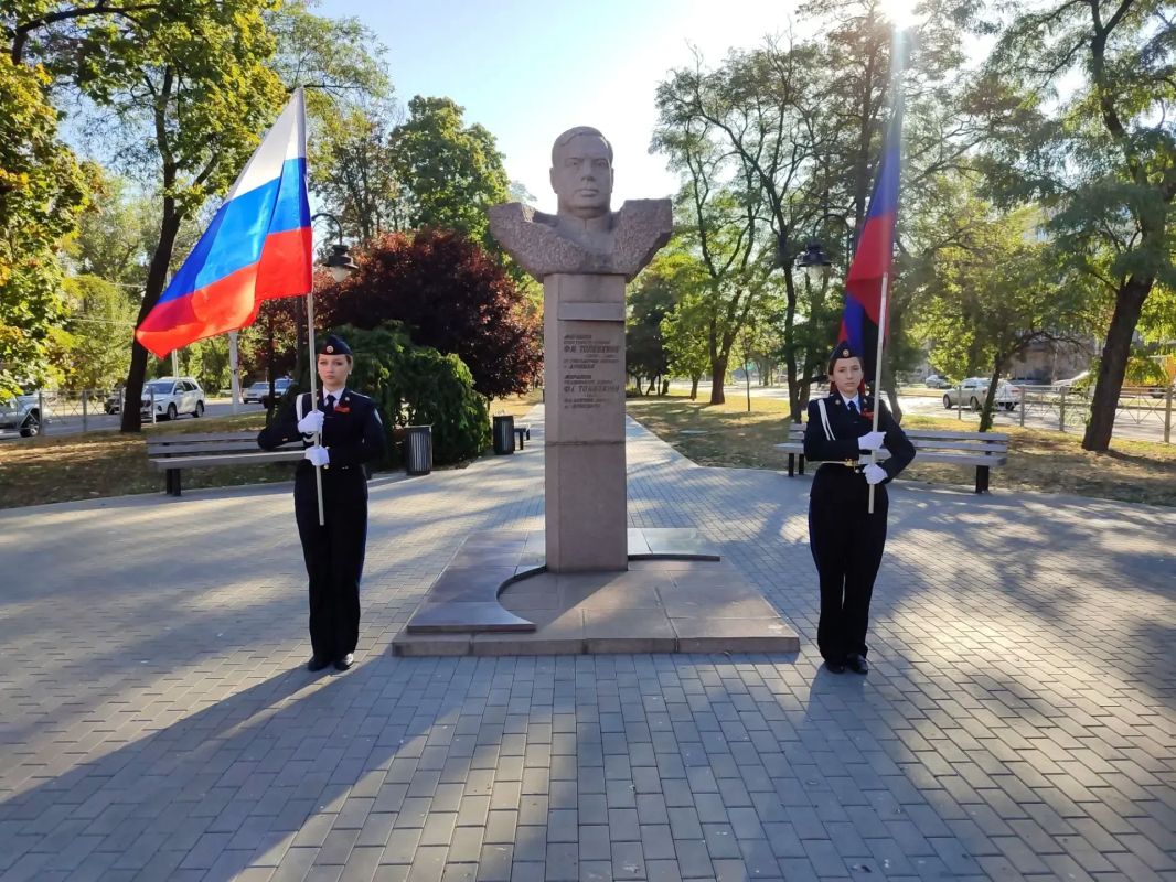 Сегодня, 8 сентября, в День Освобождения Донбасса, руководитель Управы Калининского внутригородского района Елена Синецкая совместно с председателем Совета ветеранов Тамарой Гордиенко возложили цветы к памятнику Маршалу...