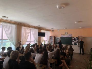 Полицейские ведут профориентационную работу со школьниками