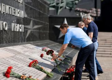 Руководство ГУФССП России по Донецкой Народной Республике почтило память воинов-освободителей Донбасса