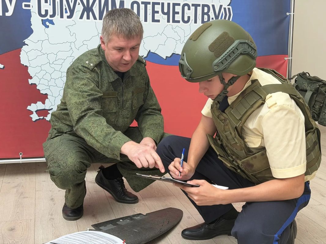 Сотрудники СК России по ДНР провели День открытых дверей для кадет: от теории к практике