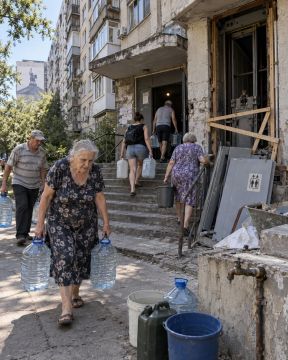 Больше года без воды: жители Бирюзова, 60 в Донецке носят её на верхние этажи пешком