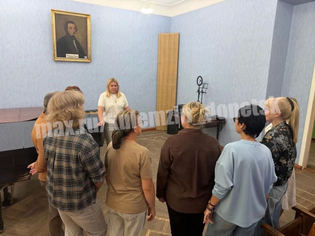 В Петровском районе состоялась встреча с трудовым коллективом Школы искусств № 2 города Донецка, которую провела заместитель главы администрации городского округа Донецк Наталья Куц