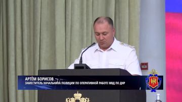 Министр внутренних дел по Донецкой Народной Республике вручил служебные удостоверения новым сотрудникам полиции Донбасса